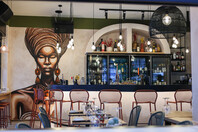Το ζιράφ wine bar μόλις άνοιξε στα Εξάρχεια με εκλεπτυσμένο μενού και afro αισθητική