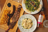 Ροζ Πάνθηρας: Το grill house που κάνει το Παγκράτι να μοσχομυρίζει φαγητό