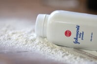 Χιλιάδες Βρετανοί μηνύουν την Johnson & Johnson: Το ταλκ με αμίαντο και υποθέσεις καρκίνου