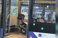 Οδηγός λεωφορείου μεταφέρει τη μηχανή του με το... λεωφορείο