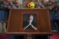 Live: Η Ελλάδα αποχαιρετά τον Διονύση Σαββόπουλο – Συγκίνηση στη Μητρόπολη Αθηνών
