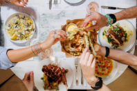 Bottomless Brunch + Βeats: Το νέο στέκι του Σαββατοκύριακου στη Γλυφάδα