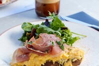 Okio Zea: Η νέα γευστική εμπειρία στη Μαρίνα Ζέας