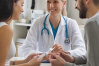 Πρόωρη γήρανση των ωοθηκών και «ανδρόπαυση» επιταχύνουν το δημογραφικό 