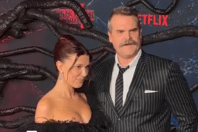 Μίλι Μπόμπι Μπράουν και Ντέιβιντ Χάρμπορ ποζάρουν αγκαλιά μετά το δημοσίευμα ότι τον κατήγγειλε για παρενόχληση