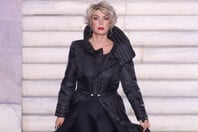 The Chase: H «Γυναίκα με τα Μαύρα» περπάτησε στην Εβδομάδας Μόδας