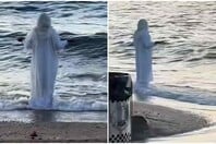 Βόλος: Viral στο TikTok βίντεο με γυναίκα ντυμένη στα λευκά που στέκεται όρθια σε παραλία