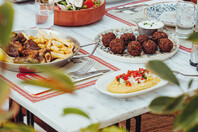 Όψον: Ξαναφέρνει στο τραπέζι τη γεύση της παρέας