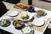 Φαμιλόκαλ: Νόστιμα πιάτα και ζωντανή μουσική στο αγαπημένο φαγάδικο