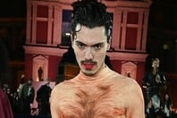 Η εμφάνιση-πρόκληση του Elias Medini στα Fashion Awards συζητήθηκε όσο καμία άλλη