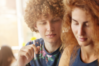 Πώς ένα παιδί οργανώνει τα χρήματά του όταν όλα συμβαίνουν στο κινητό