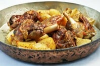 «Mε αρνί στον φούρνο καθημερινή, ξεχνιέμαι, νομίζω πως είναι Κυριακή» 