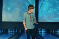 Ο Τζάστιν Μπίμπερ στην αίθουσα μπόουλινγκ όπου γύρισε το videoclip του «Baby» 15 χρόνια μετά