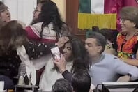 Μεξικό: Πιάστηκαν στα χέρια μέσα στη Βουλή - Σπρωξιές, χαστούκια και τραβήγματα μαλλιών σε live μετάδοση