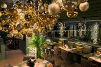 Γιορτές με γεύση, θέα και αθηναϊκή λάμψη στο 10 Urban Roof