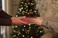 10 χρόνια «Δώρο Αγάπης»: Το μαγικό κουτί αλληλεγγύης του ΑΒ κρύβει φέτος μια έκπληξη