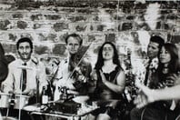 Παίζοντας βιολί στα πανηγύρια στα χωριά τα ’60s, προτού έρθουν οι φίρμες 