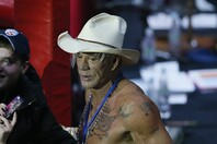 Αγνώριστος ο Μίκι Ρουρκ σε εμφάνιση μετά τα δημοσιεύματα για έξωση από το σπίτι του