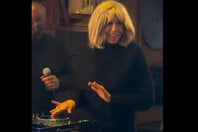 Η Μπριζίτ Μακρόν ανέλαβε τον ρόλο του DJ σε φιλανθρωπική εκδήλωση