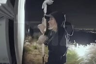 Σίντνεϊ Σουίνι: Κρέμασε σουτιέν της στην πινακίδα του Χόλιγουντ και κινδυνεύει να συλληφθεί