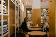 «Philip Glass»: Ένα wine bar χωμένο στην Πανόρμου