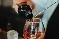 Upupa Epops the Bar: Ένα χρωματιστό στέκι στα Πετράλωνα που μένει σταθερό μέσα στα χρόνια