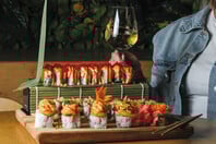 Drunk Duck: Η Καλλιθέα πίνει κοκτέιλ και τρώει σούσι