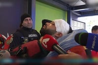 Τροχαίο στη Ρουμανία: Η στιγμή που οι δύο τραυματίες βγαίνουν από το νοσοκομείο για να επιστρέψουν στην Ελλάδα