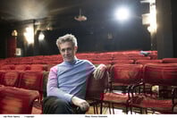 Αιμίλιος Χειλάκης: Αστυνομικοί διέκοψαν τη θεατρική παράσταση στην οποία πρωταγωνιστεί - Τι συνέβη 