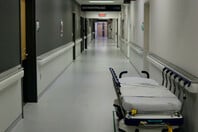 Άρτα: «Προχώρησε να πάει προς την κουζίνα και έπεσε» - Η μητέρα της 35χρονης περιγράφει τη στιγμή που κατέρρευσε