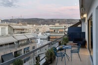 Είναι μικρό αλλά έχει θέα όλη την Αθήνα