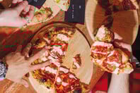 Don’t be a Dick: Απογευματινό ποτό και πίτσα σε ένα ντίσκο σκηνικό