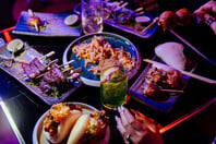 Ghost Sake Bar: Το πιο θελκτικό «φάντασμα κάτω από την πιο θορυβώδη πλατεία 