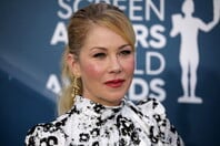 ΚΡΙΣΤΙΝΑ ΑΠΛΓΚΕΙΤ ΣΚΛΗΡΥΝΣΗ ΚΑΤΑ ΠΛΑΚΑΣ