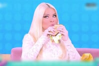 Κατερίνα Καινούργιου: «Τι με δείχνεις ρε παιδάκι μου;» - Η στιγμή που έτρωγε on air στην εκπομπή