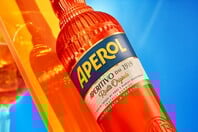 Aperol: Νέα φιάλη, ίδια εμβληματική παρουσία