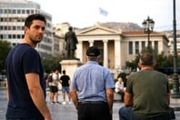 Τι δείχνει νέα έρευνα για την Ελλάδα: οι άνδρες εμφανίζονται πολύ πιο αρνητικοί από τις γυναίκες απέναντι στην ομοφυλοφιλία