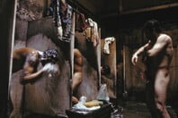 Γκάζι 1982-1984: Οι φωτογραφίες του Νίκου Μάρκου από το παλιό εργοστάσιο εκτίθενται ξανά