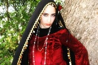 Το printed hijab επιστρέφει και δεν θέλει πια να περνά απαρατήρητο