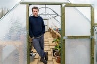 Ο νέος σταρ της βρετανικής κηπουρικής δεν πουλά μόνο φυτά, αλλά έναν ολόκληρο τρόπο να βλέπεις τον κόσμο