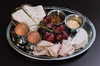 Από πότε τρώμε βραστά αυγά στα εστιατόρια και στα μπαρ της Αθήνας;