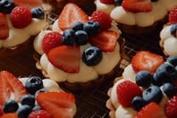 Λαχταριστές τάρτες της πόλης με φράουλες και berries