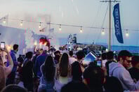 Πάσχα στην Πάρο με την Grey Goose: Το κυκλαδίτικο γλέντι στο γραφικό λιμανάκι της Νάουσας