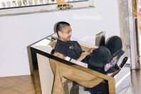 Ένα σπίτι που δεν κρύβει τις ρωγμές του