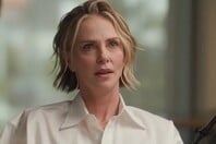 Η Σαρλίζ Θερόν μιλά ανοιχτά για τη νύχτα που η μητέρα της πυροβόλησε και σκότωσε τον πατέρα της