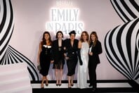 EMILY IN PARIS ΓΥΡΙΣΜΑΤΑ ΕΛΛΑΔΑ ΜΥΚΟΝΟΣ