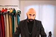 Ο γκέι Καθολικός σχεδιαστής που ντύνει τον Πάπα