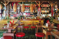Tiki Bar: Το Κουκάκι έχει τροπικά vibes από το πρωί μέχρι αργά τη νύχτα