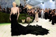 Η Άλεξ Κονσάνι έγραψε ιστορία στο Met Gala και εμφανίστηκε σαν τρανς ηρωίδα του Μποτιτσέλι