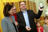 ΓΑΛΛΟΣ ΚΑΘΗΓΗΤΗΣ ΑΠΑΤΗ ΒΡΑΒΕΙΟ